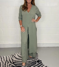 Ensemble deux pièces vert sauge : robe longue fendue col V manches 3/4 et pantalon fluide