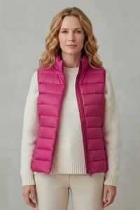 Doudoune sans manches rose vif, col montant, matelassage en sections, zip central