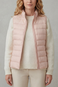 Doudoune sans manches matelassée, rose pâle, fermeture zippée et col montant.