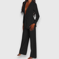 Ensemble veste et pantalon noirs, col en V, poches poitrine, jambes évasées