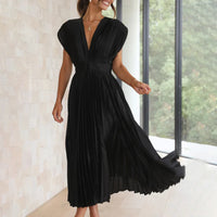 Robe midi noire plissée, décolleté en V, manches courtes et taille froncée