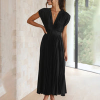 Robe midi noire plissée, décolleté V et manches chauve-souris, jupe ample