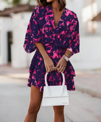 Robe courte bleu foncé à imprimé contrasté, col V, manches amples, ceinture nouée