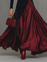 Robe en velours bleu nuit, jupe ample drapée rouge bordeaux, bas évasé