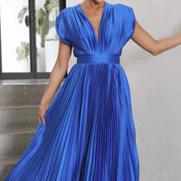 Robe midi bleue plissée à décolleté V et manches bouffantes, jupe évasée