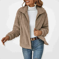 Gilet décontracté gris taupe à texture bouclette, col châle et zip sur le devant
