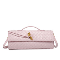 Sac tressé rose pâle, rabat à fermoir doré, bandoulière, motif en maille tressée