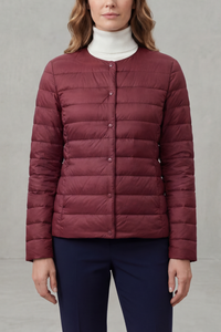 Veste matelassée légère bordeaux à boutons, manches longues, capitonnage horizontal.