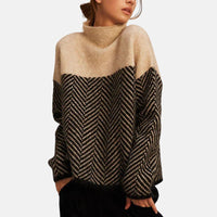 Pull bicolore à chevrons, col montant, haut beige et manches, motif chevrons foncé.