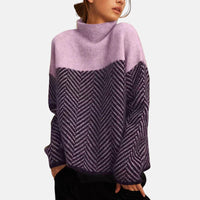 Pull bicolore à chevrons, col montant, haut violet clair et manches, motif chevrons foncé.