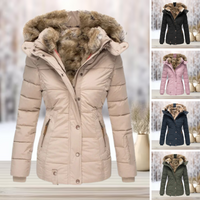 Veste d’hiver beige clair, capuche doublée de fausse fourrure, fermeture boutonnée.