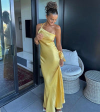 Robe satinée jaune à épaules dénudées, bretelles fines, nœud latéral au niveau de la taille
