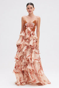 Robe longue à fines bretelles, imprimé orange et écru, volants échelonnés.