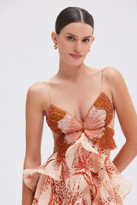Robe à volants à bretelles fines, imprimé orange et écru, nœud au buste.