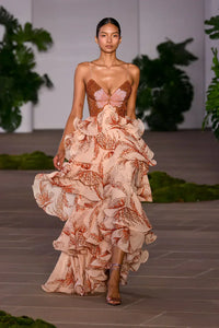 Robe à volants longue à fines bretelles, imprimé orange et écru, volants ondulés.
