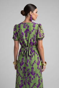 Robe midi fleurie au dos, manches bouffantes, ceinture nouée, vert et mauve.