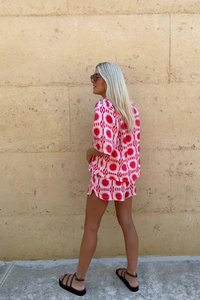 Ensemble chemise et short Calypso™ à imprimé rouge et blanc, vue de profil