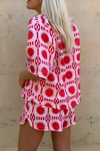 Ensemble chemise et short Calypso™ imprimé rouge, vue de côté avec manches courtes