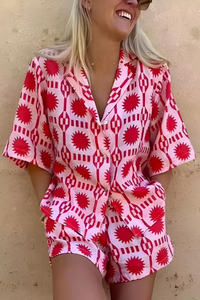 Ensemble chemise et short Calypso™ : chemise boutonnée à col en V, imprimé rouge sur fond blanc