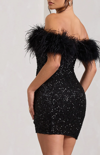 Robe courte noire à épaules dénudées, bustier pailleté, col en plumes