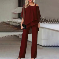 Ensemble deux pièces rouge bordeaux : haut drapé épaules dénudées et pantalon large évasé