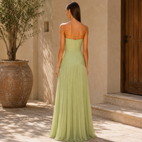 Robe longue vert clair, dos nu droit, jupe plissée évasée.