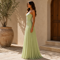 Robe longue vert clair à bandeau, jupe plissée fluide, vue de profil.