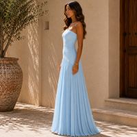 Robe longue bleu clair, dos nu et jupe plissée fluide, vue de trois-quarts.