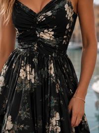 Robe noire imprimée fleurs crème, corsage froncé à décolleté V, bretelles fines