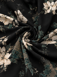 Tissu noir de robe avec grandes fleurs crème et motifs délicats bleu-vert