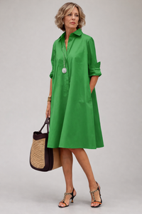 Robe-chemise verte à col, manches retroussées, boutonnage, coupe mi-mollet.