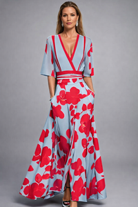 Robe longue col V croisé, manches 3/4, imprimé rouge et bleu clair, ceinture.