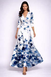 Robe longue blanche, col V, manches 3/4, imprimé bleu aquarelle, coupe portefeuille.