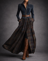 Robe longue en tissu foncé, ceinture marron, jupe ample à carreaux, boutons devant.