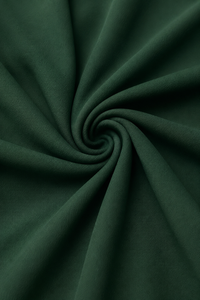 Tissu vert doux avec plis, texture lisse et effet drapé