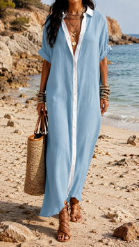 Robe longue bleu clair boutonnée, encolure V, manches courtes, tissu léger, fente latérale.