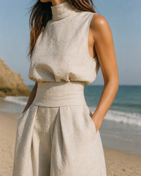 Ensemble beige clair : top sans manches à col montant et jupe-pantalon évasée
