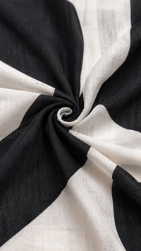 Tissu de robe noir et blanc à grands motifs, texture froissée visible