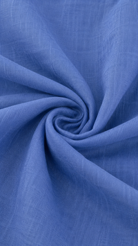 Tissu bleu uni, texture légère et froissée, avec plis visibles.