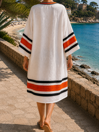 Robe blanche ample de dos, manches trois-quarts, galons rayés orange et noirs