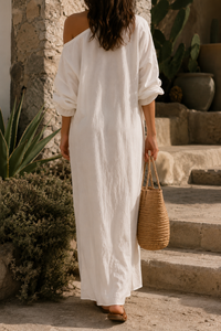 Robe longue blanche manches longues, encolure ouverte au dos, tissu fluide, coupe ample