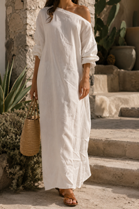Robe longue blanche à manches longues et encolure ronde, coupe ample, tissu léger