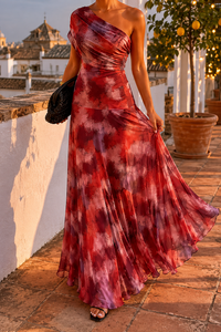 Robe longue rouge à épaule asymétrique, drapé sur le buste, jupe fluide.
