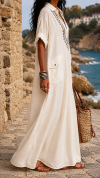 Robe longue crème brodée sur le côté, encolure en V, poche poitrine, manches courtes