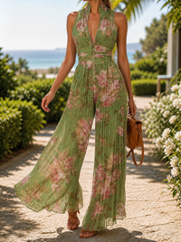 Combinaison longue sans manches verte à fleurs roses, décolleté V, taille froncée.