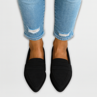Mocassins en daim noir, style mocassin à bride, bout en amande et semelle gomme