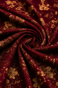 Tissu de robe Rome rouge floral à fleurs dorées, motif dense et froissé.