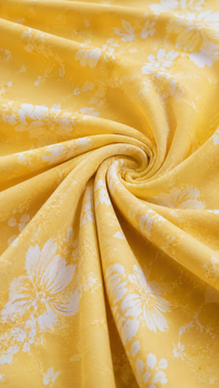 Tissu de robe Love jaune à fleurs blanches, motif lumineux sur fond jaune.