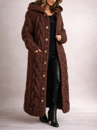Manteau long en maille torsadée marron, capuche, poches et boutons devant.