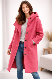 Manteau long rose à capuche, fermeture boutonnée et poches latérales